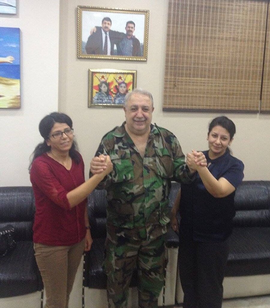 Mihraç Ural Afrin'de YPG’li kadın teröristlerle el ele poz verdi. 