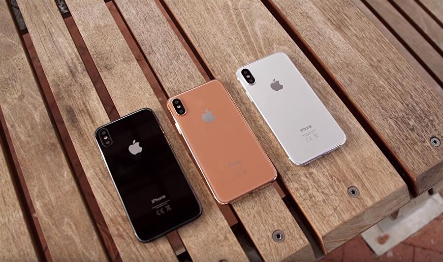 Yeni nesil iPhone'da yer alan üç farklı renk seçeneğinden en çok dikkat çekeni ise altın renginin yerini daha çok bakırımsı bir rengin almış olması. 