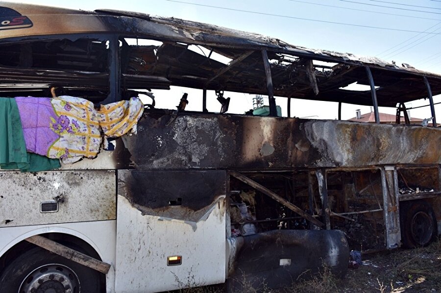 Seyir halindeki yolcu otobüsü alev alev yandı. (İHA)
