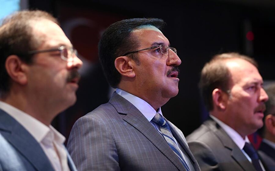 Gümrük ve Ticaret Bakanı Bülent Tüfenkci (Ortada), esnafa müjde verdi. (Evrim Aydın / AA)