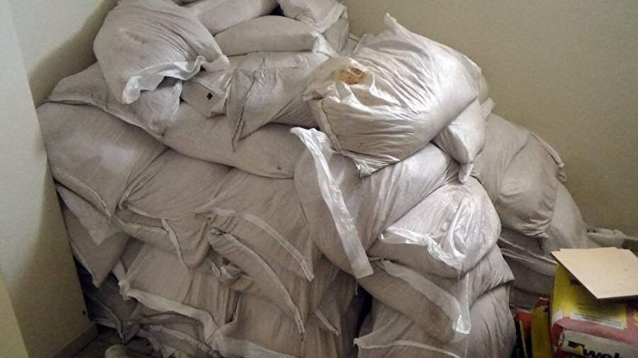 Operasyonda 1,5 ton amonyum nitrat ele geçirildi. (İHA)