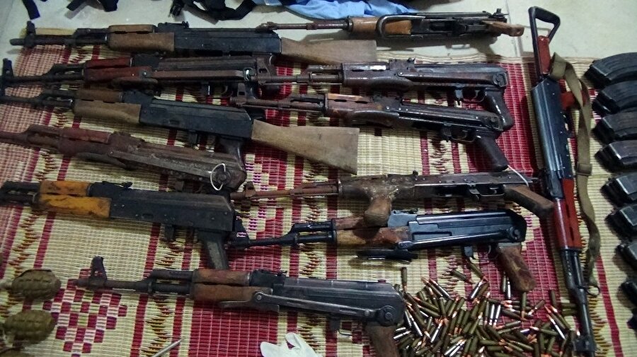 Operasyonda ele geçirilen uzun namlulu silahlar. (İHA)