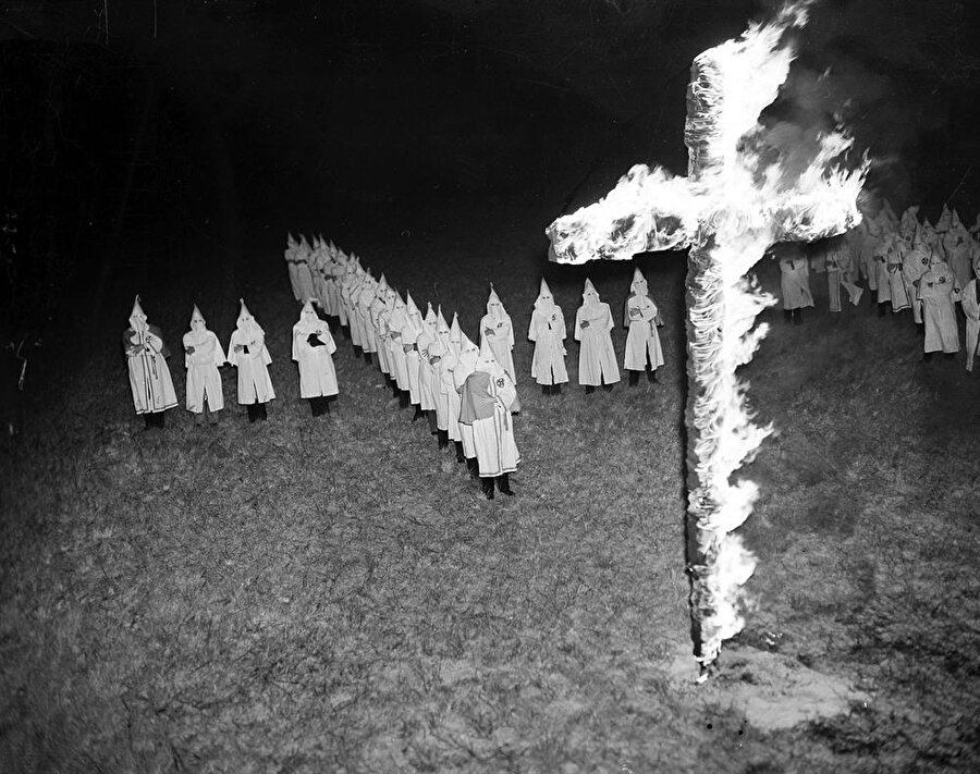 Ku Klux Klan'ın ayininden gerçek bir görüntü.
