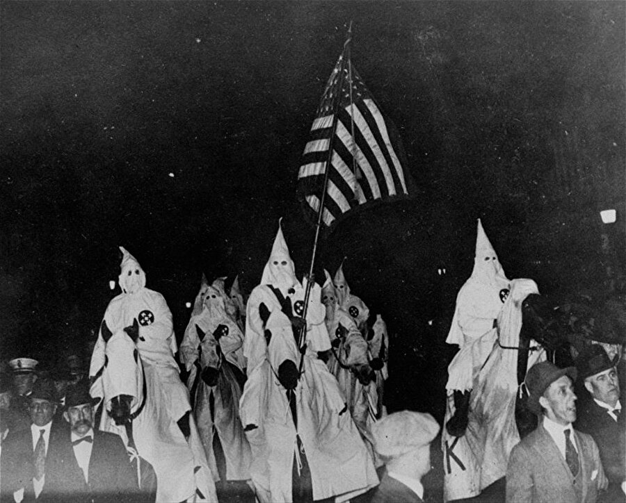 Maskerleriyle kendilerini gizleyen Ku Klux Klan üyelerinin ayininden.