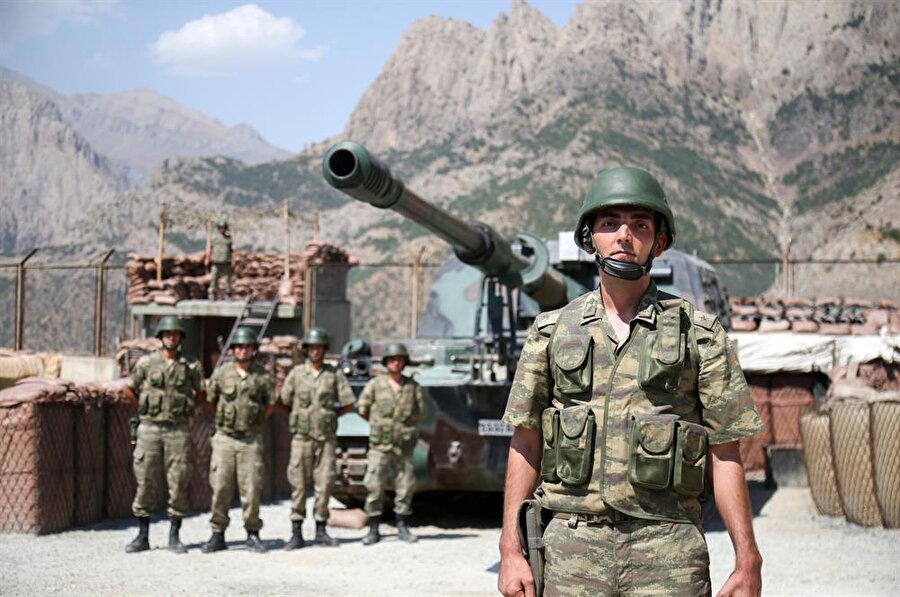 Mehmetçik, şehidimizi unutmadı: Obüs mermilerine Eren Bülbül'ün adını yazdılar. (Özkan Bilgin / AA)