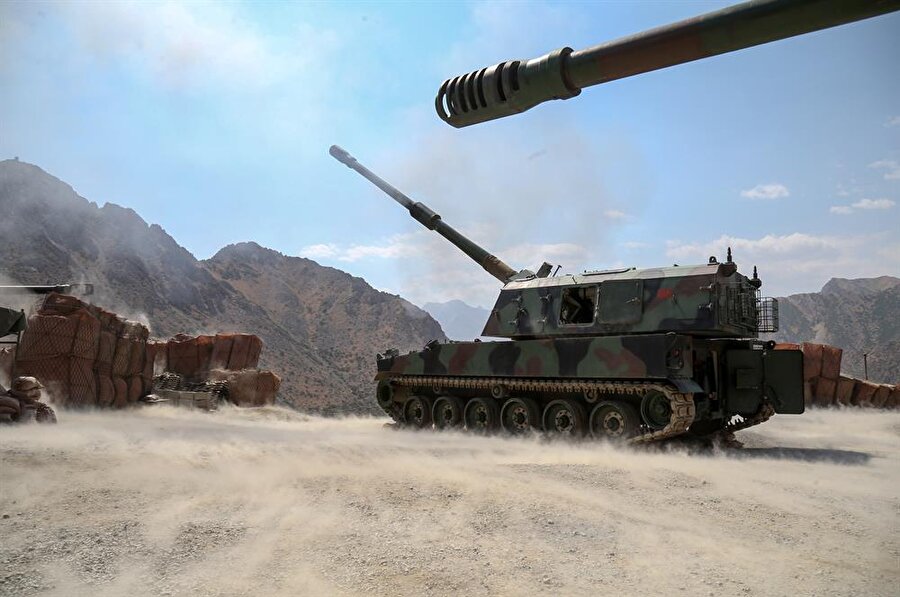 Mehmetçik, şehidimizi unutmadı: Obüs mermilerine Eren Bülbül'ün adını yazdılar. (Özkan Bilgin / AA)