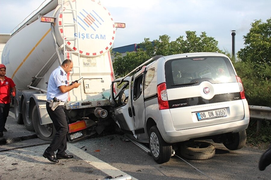 Aşırı süratli araç TIR'ın altına girdi, bir aile yok oldu. (İHA)