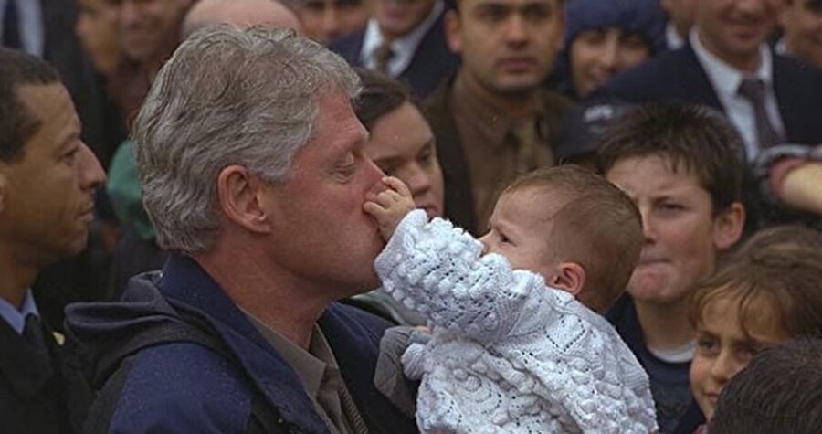 Erkan Işık, Clinton'ın kucağında verdiği bu fotoğrafla dünyanın gündemine oturmuştu.