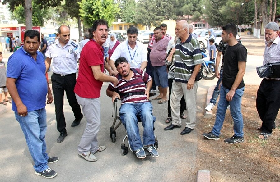 Demircioğlu, tekerlekli sandalye ile hastaneye ulaştırıldı. (İHA)