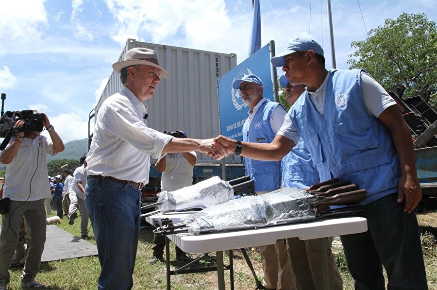 Kolombiya Devlet Başkanı Juan Manuel Santos (Solda) ve BM temsilcileri.
