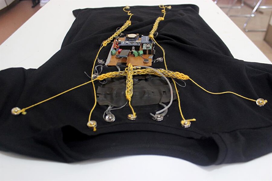 Tişörtü giyen kişi öne eğildiği zaman titreşim sayesinde kişiyi uyarıyor. 