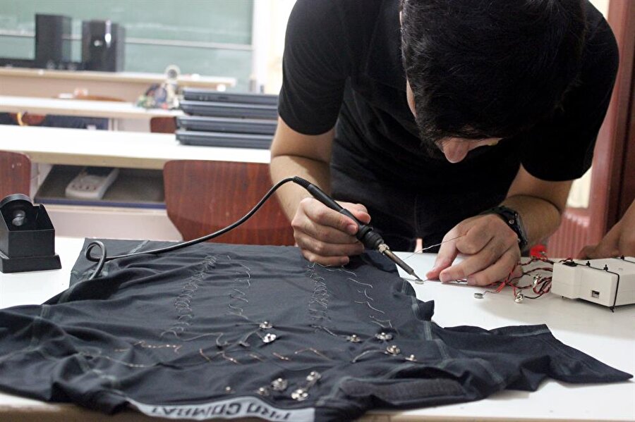 İcatları için patent alma aşamasına geldiklerini anlatan liseli genç mucitler, ilk tasarımın ardından akıllı tişörtü tamamen giyilebilir hale getirmek için yeni prototipler geliştirdiklerini söyledi.