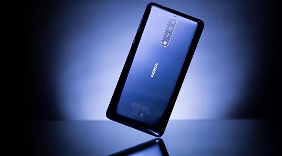Nokia 8'in birçok farklı renk seçeneği var; bunlardan biri ise parlak mavi. Gayet şık görünüyor.