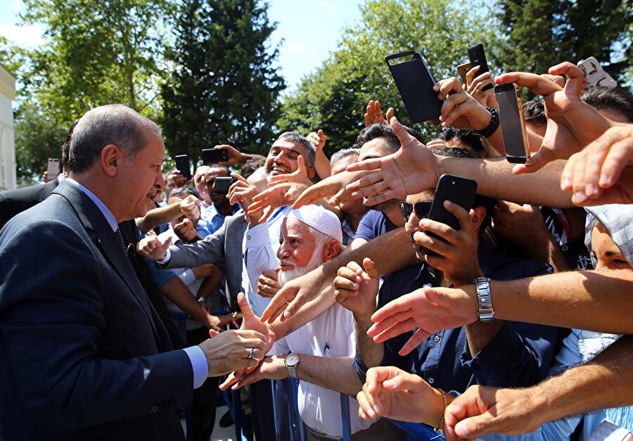 Cumhurbaşkanı Erdoğan, cuma namazı sonrası halkla selamlaştı