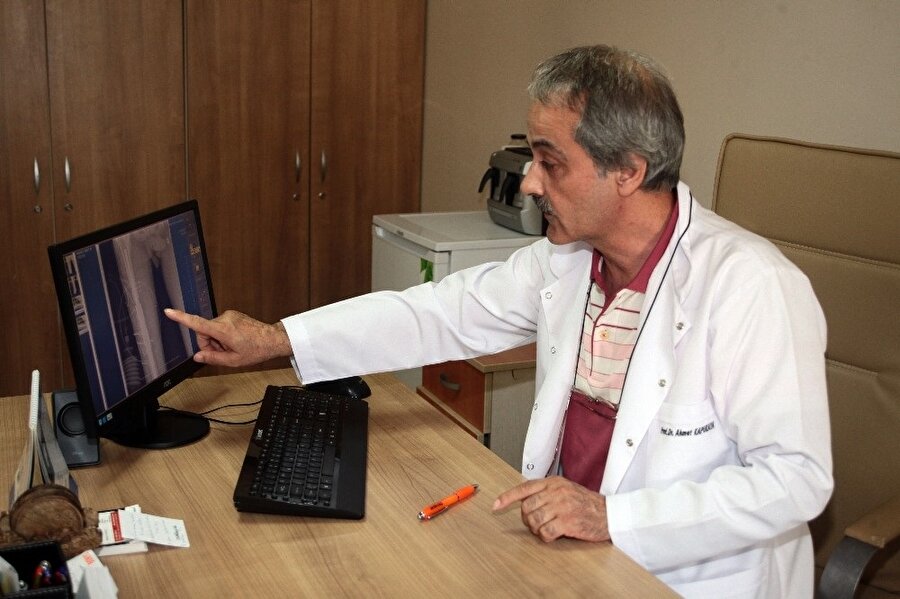 Hastanenin Ortopedi ve Travmatoloji Servisi’nde görevli Prof. Dr. Ahmet Kapukaya, dünyada ilk kez uygulanan bir yöntemle hem kemikteki tümörü temizledi hem de gencin bacağını kurtardı.