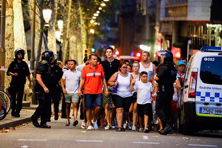 İspanyol polisi sivilleri güvenli bir şekilde olay yerinden uzaklaştırdı.