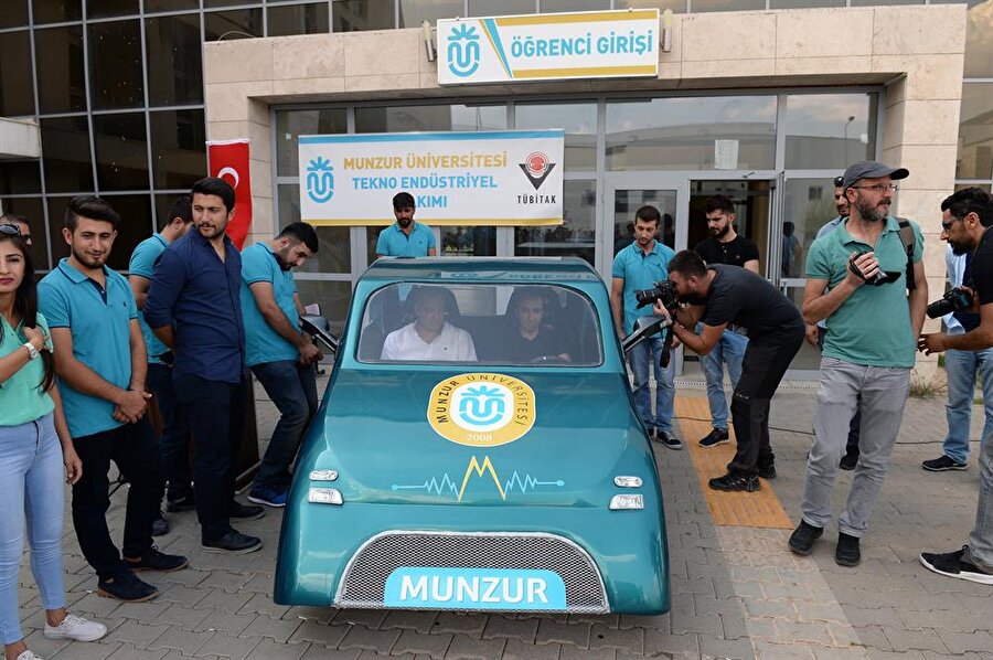 İpek, Munzur Üniversitesi öğrenci ve akademik personelinin daha öncede TÜBiTAK destekli bir projeyle başarılı bir şekilde otomobil ürettiklerini sözlerine ekledi.