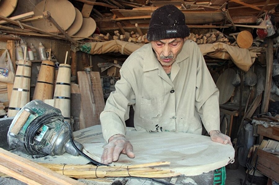 Mustafa Gül, 80 yıldır yayık, yer sofrası ve oklava yaparak 7 çocuk okuttu. (İHA)