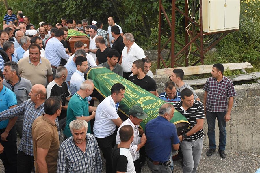 Zonguldak'ta kına eğlencesi dönüşü düzenlenen silahlı saldırıda yaşamını yitiren Soner ve Uğur Akyüz'ün cenazesi defnedildi.