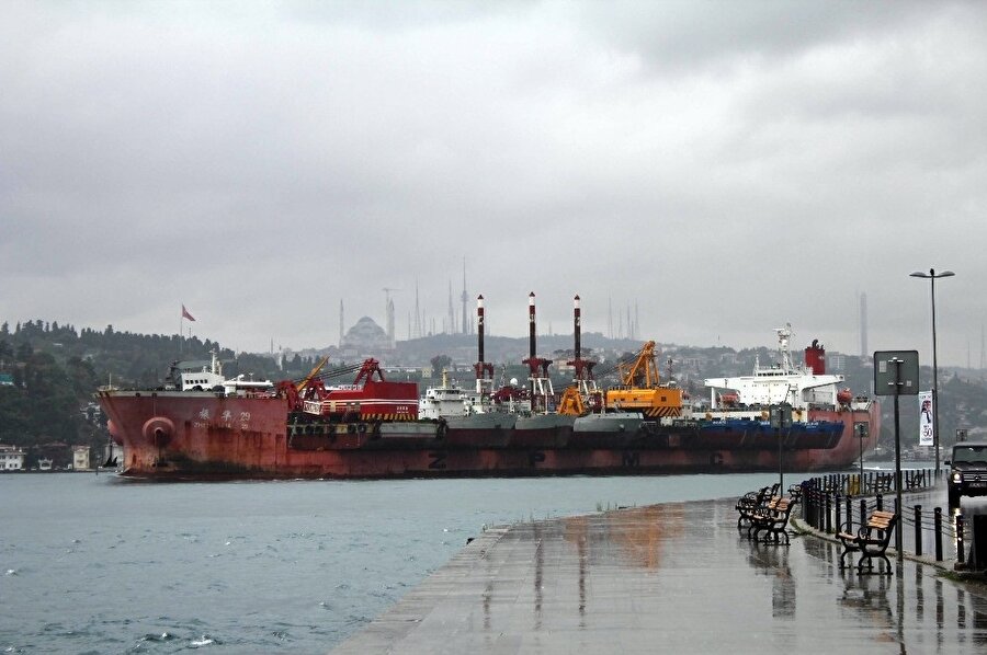 İstanbul Boğazı'ndan geçen dev nakliye gemisi ilginç bir görüntü oluşturdu. (İHA)