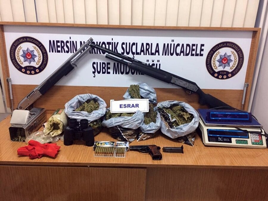 Operasyonda 3 kilo 780 gram kubar esrar, 660 gram toz esrar ele geçirildi. (İHA)