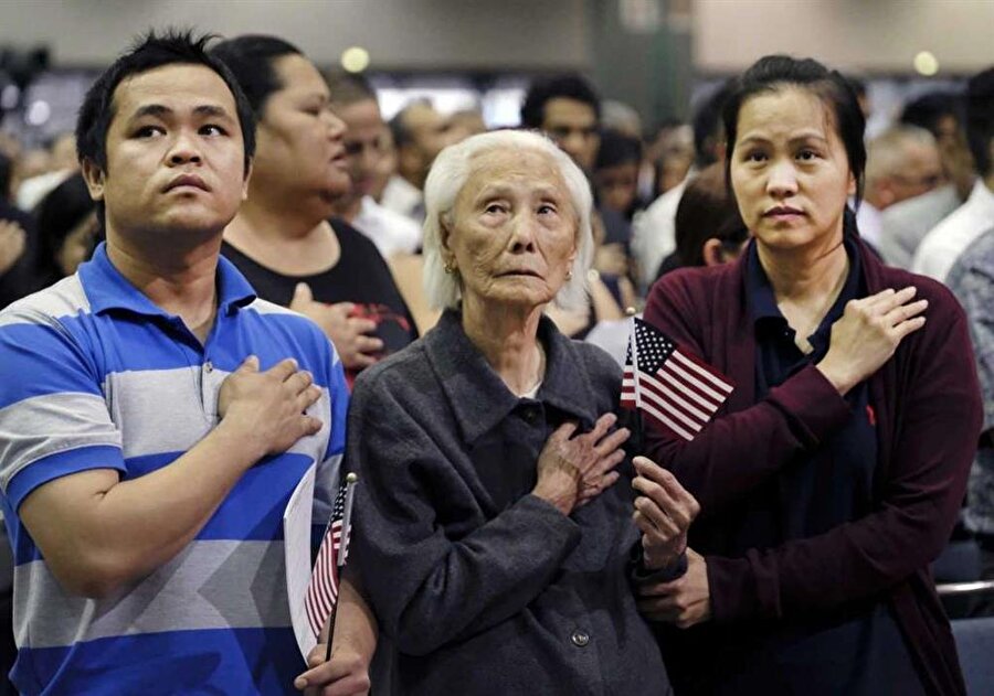 103 yaşında ABD vatandaşlığı alan Hong Inh (Ortada)