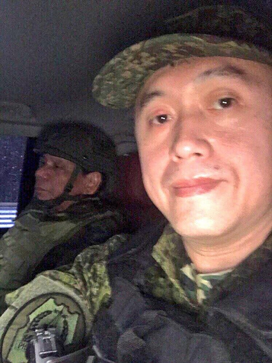 Filipinler Devlet Başkanı Duterte (Solda) askeri teçhizatı kuşandı, çatışma bölgesine girdi.