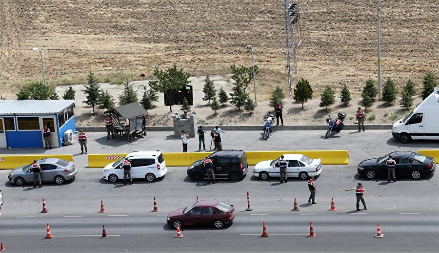 Bayram tatilinin 10 güne çıkmasının ardından jandarmalar denetimlerini helikopterle havadan yapıyor.