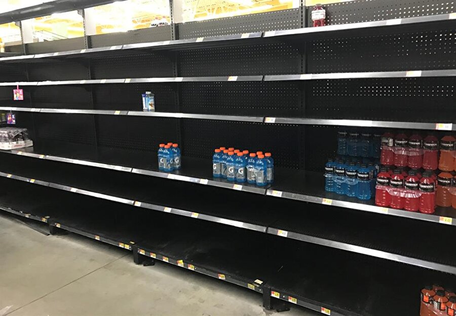 Kasırga için yapılan uyarılan sonrası ABD'liler önlem olarak gıda istifi yapınca marketlerin rafları boş kaldı.
