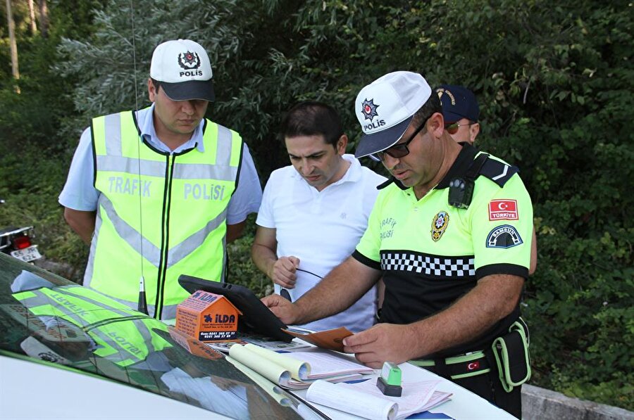 Samsun'un Yakakent ilçesinde uygulama noktasında durdurulan sürücülere, kolonya ve çikolata ikram edildi. (Emre Şahinol / AA)