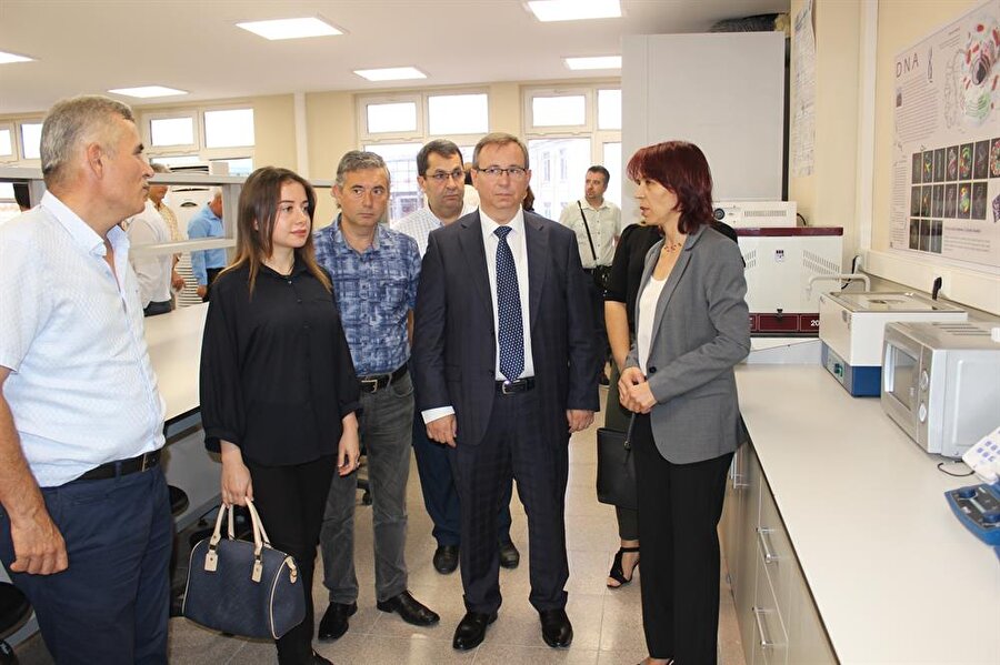 Konuşmaların ardından TÜ Rektörü Prof. Dr. Tabakoğlu ile TÜ Genetik ve Biyomühendislik Bölümü Başkanı Prof. Dr. Yalçın Kaya ile öğretim üyeleri laboratuvarın açılışını yaptı.