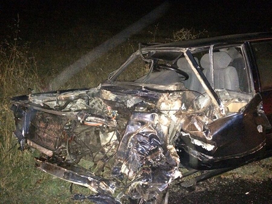 Yaban domuzuna çarpan araba hurdaya döndü. (İHA)