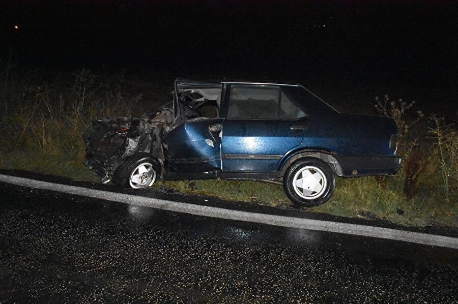 Yaban domuzuna çarpan araba hurdaya döndü. (Muhsin Arslan / AA)