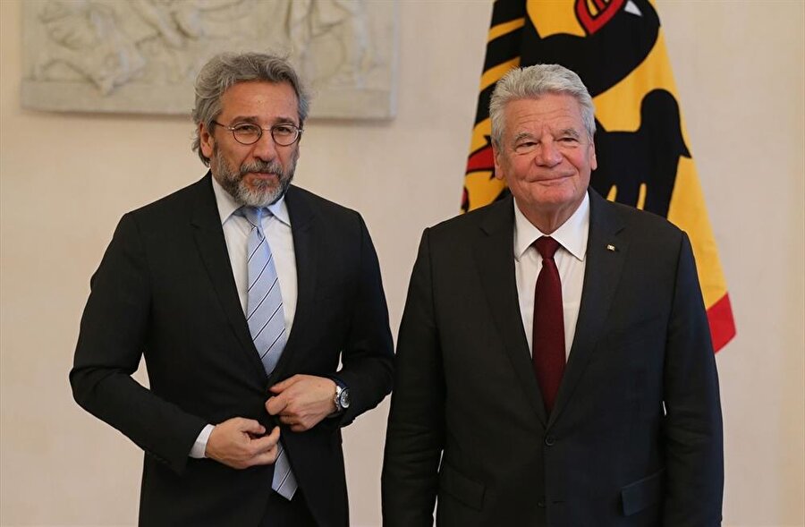 Firari Can Dündar ve Almanya Cumhurbaşkanı Joachim Gauck.