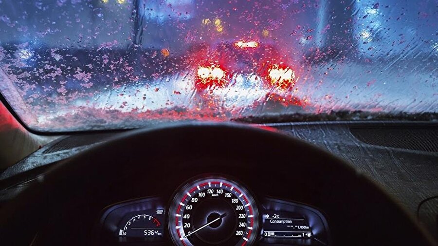 Şiddetli yağmur yağarken dikkatli araba kullanmak hayati önem taşımaktadır.