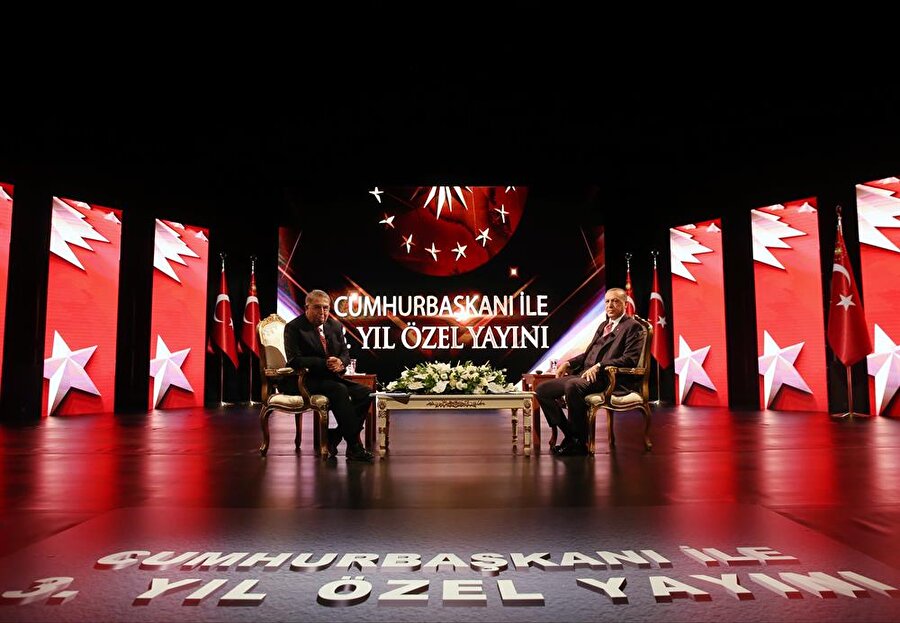 Cumhurbaşkanı Recep Tayyip Erdoğan, Cumhurbaşkanlığı Külliyesi'nde Cumhurbaşkanlığının 3. yılı nedeniyle düzenlenen programda sunucu Oğuz Haksever'in sorularını yanıtladı.