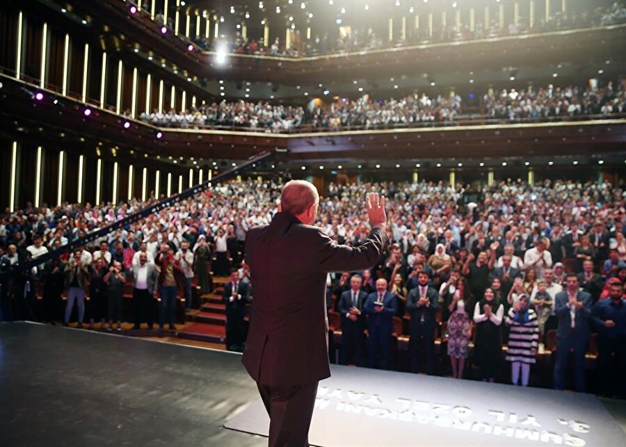 Cumhurbaşkanı Recep Tayyip Erdoğan, Cumhurbaşkanlığı Külliyesi'nde Cumhurbaşkanlığının 3. yılı nedeniyle düzenlenen programda sunucu Oğuz Haksever'in sorularını yanıtladı. Cumhurbaşkanı Erdoğan, programı izlemeye gelen vatandaşları selamladı.