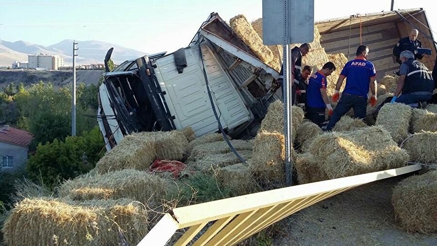 Kontrolden çıkan saman yüklü kamyonun devrildiği kazada 1 kişi hayatını kaybetti. (İHA)