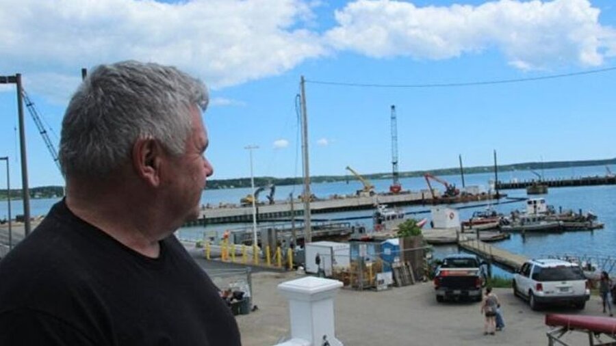 Kılavuz kaptan Bob Peacock, "Böyle bir limanda dünyada olup bitenler sizi etkileyebiliyor. Kaptanlıktan geçinirken birden bire Suriye'deki savaş nedeniyle işler duruyor" diyor.