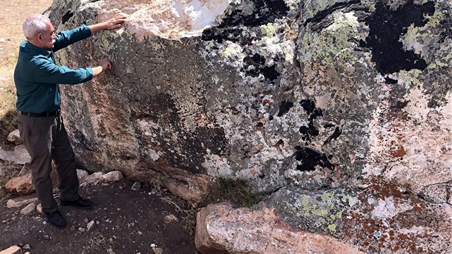 Hitit dönemine ait kaya anıtı, defineciler tarafından dinamit ve beton kırıcıyla parçalandı. (Serkan Güner / AA)