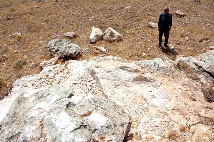 Hitit dönemine ait kaya anıtı, defineciler tarafından dinamit ve beton kırıcıyla parçalandı. (Serkan Güner / AA)