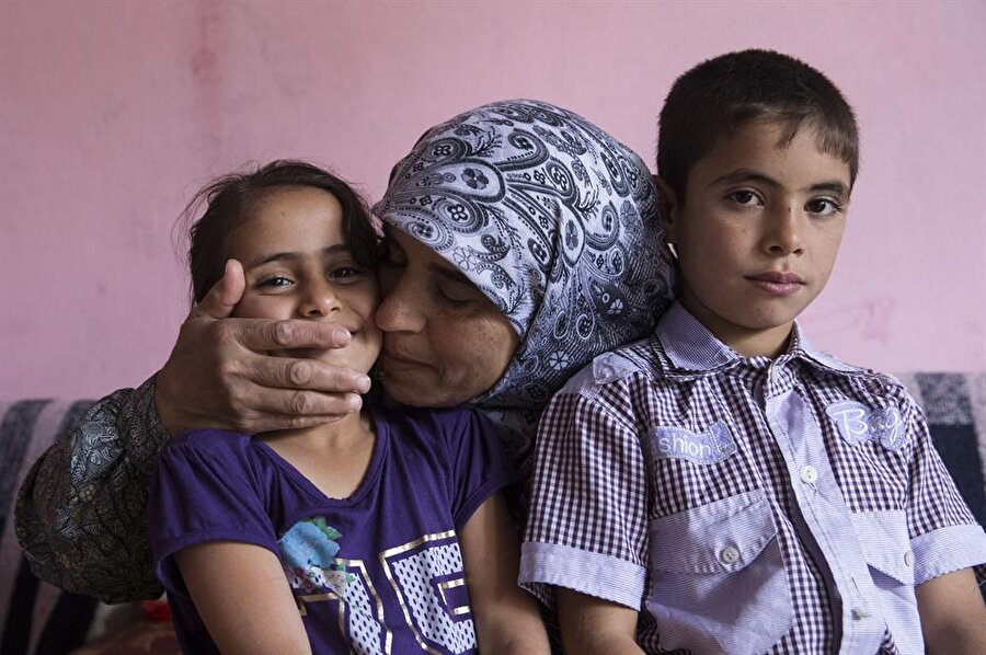 Meryem El Nayf, öldürülen oğlunun iki çocuğuna gözü gibi bakıyor. (Mustafa Kamacı / AA)