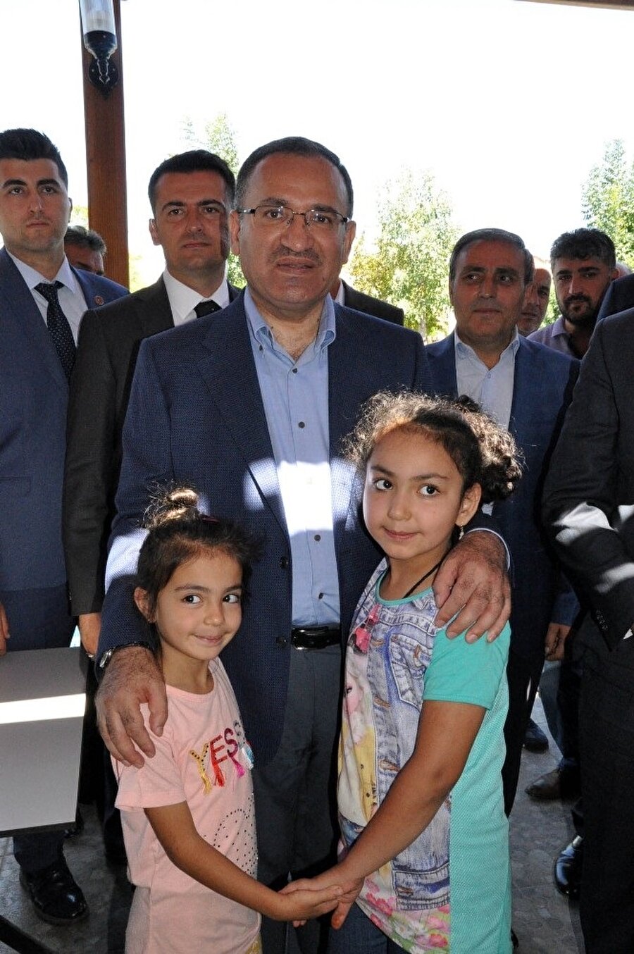 Başbakan Yardımcısı Bekir Bozdağ ile bayramlaşan çocuklar hatıra fotoğrafı çekilmeyi de ihmal etmedi.
