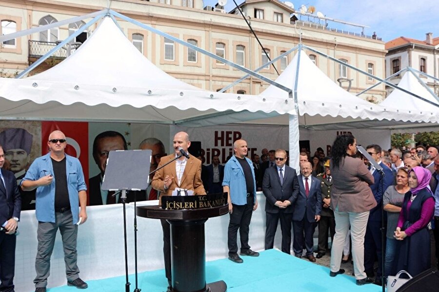 İçişleri Bakanı Süleyman Soylu, memleketi Trabzon’da önce halka seslendi ardından bayramlaşmaya katıldı. (İHA)