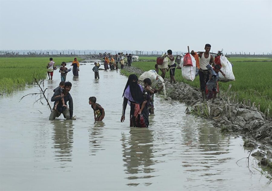 Myanmar hükümetinin zulmünden kaçan on binlerce Arakanlı Müslüman Bangladeş'e sığındı. (Mohammad Ponır Hossaın / Reuters)