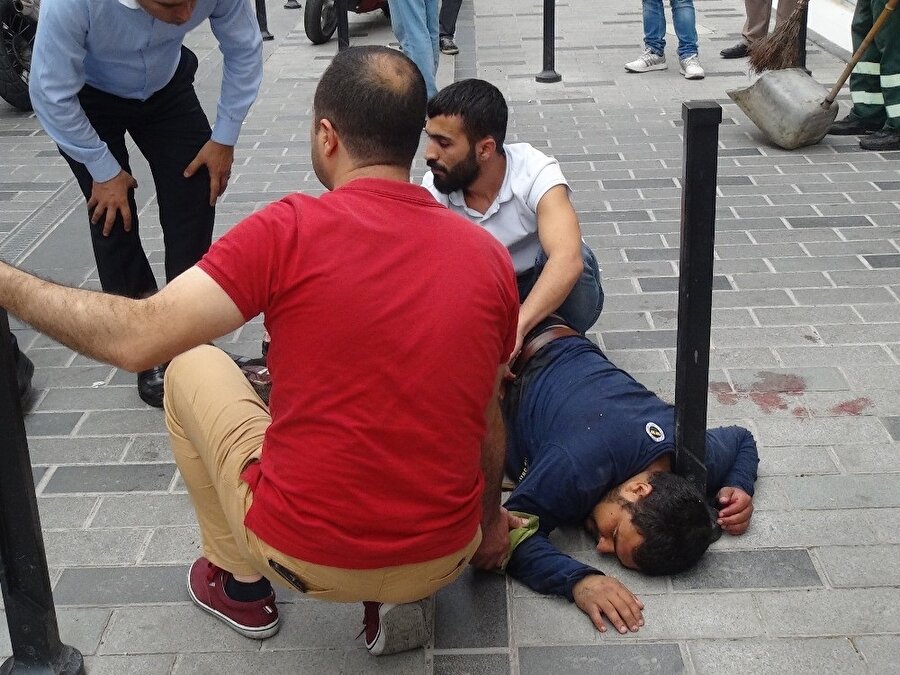 Gezi Parkı'nı mesken tutan bir grup tinerci, kızıyla parkta dolaşan Suriyeli Muhammed Ahmed'i bıçakladı. (İHA)