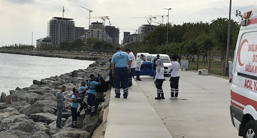 Zeytinburnu sahilinde su dolu bidona bağlanmış halde ceset bulundu. (Mücahit Türetken / AA)