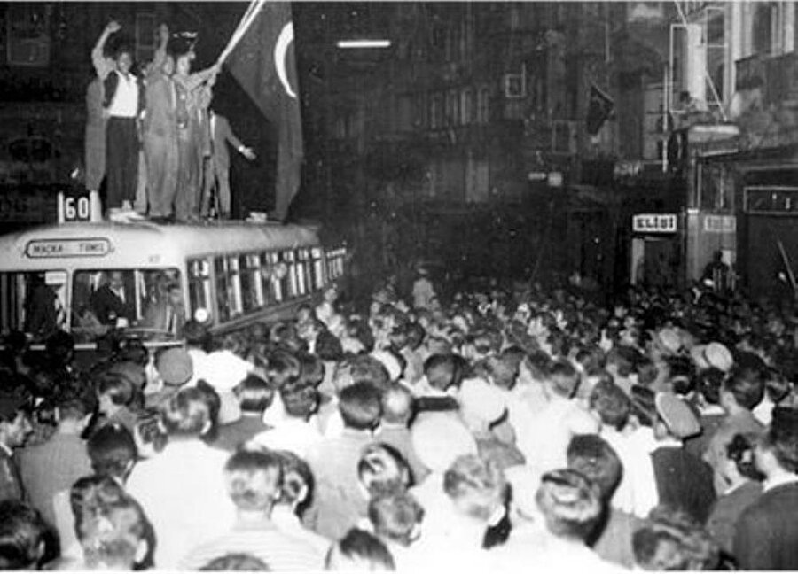 Olaylar sırasında özellikle İstiklal Caddesi'nde birçok işyeri tahrip edildi.