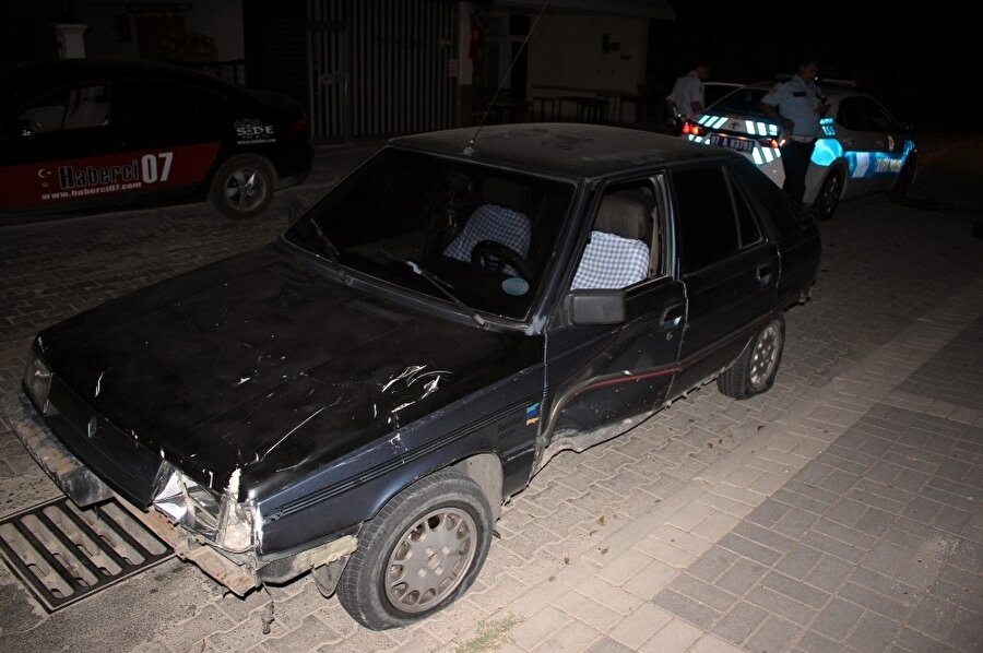 Antalya’da kaldırımda bulunan çelik dubaları aşan araba bir banka şubesine girdi. (İHA)