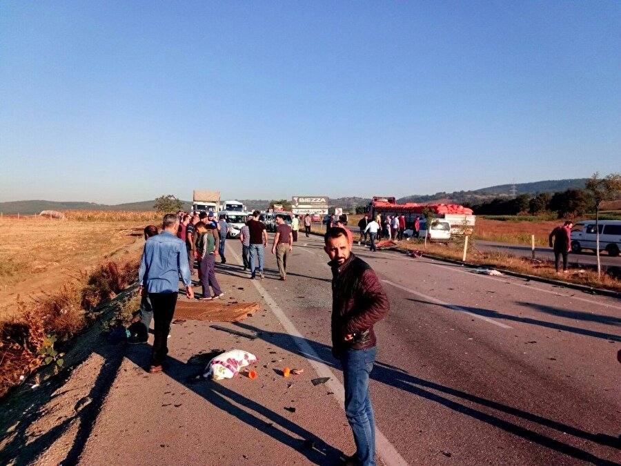 Bursa-Ankara karayolunda meydana gelen trafik kazasında, aynı aileden 7 kişi hayatını kaybetti. (İHA)